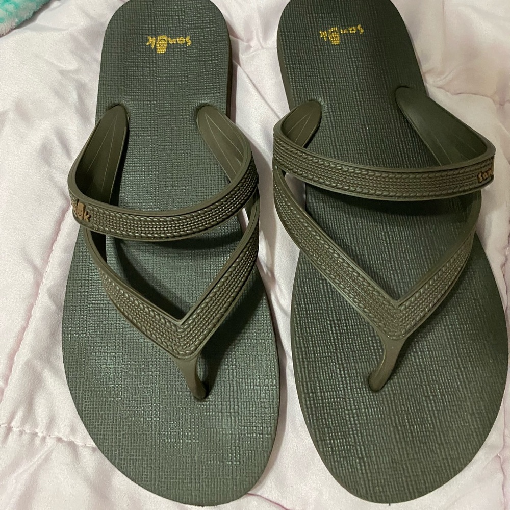 NWOT SANUK FLIP FLOPS